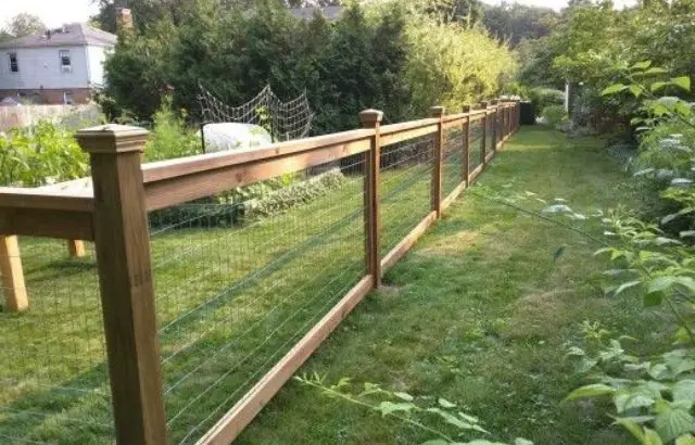 how to build a welded wire and wood fence