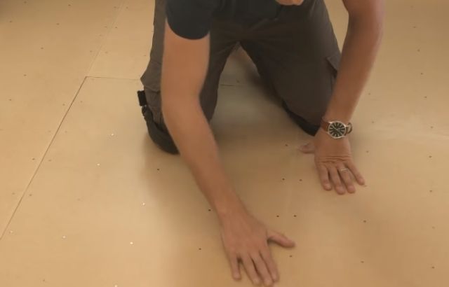 How to Lay Vinyl Flooring on Floorboards