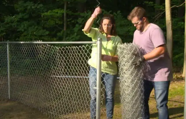 how to build a wire fence