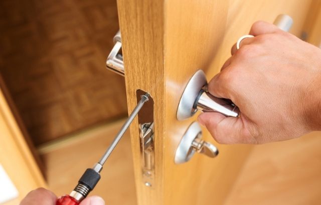 how to fix a door lock