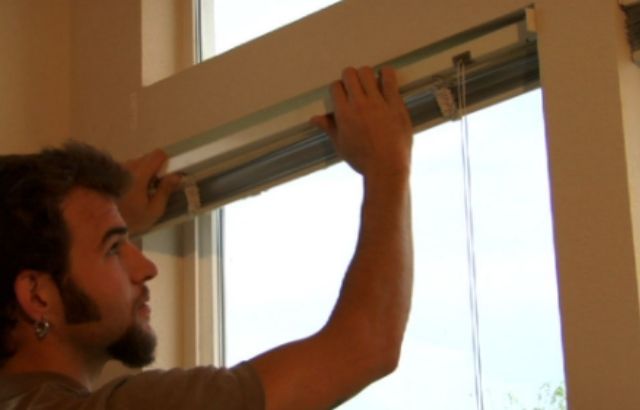 How to Hang Blinds on Vinyl Windows 