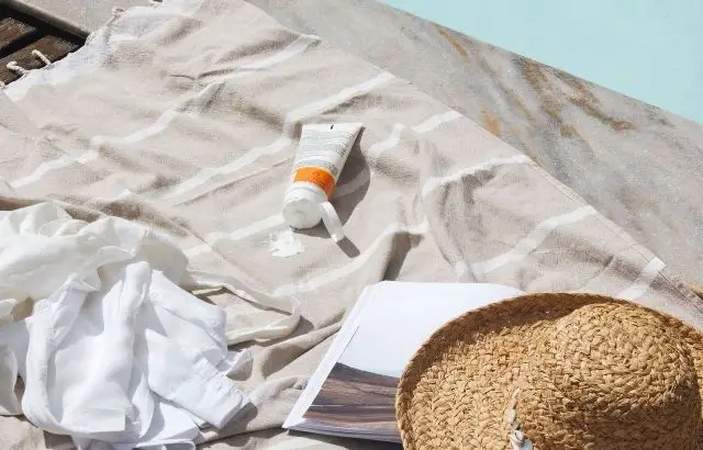 how to get sunscreen smell out of clothes