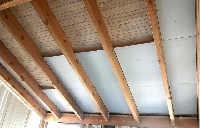 Vaulted Ceiling With Exposed Beams, How To Insulate Open Beam Cathedral Ceiling