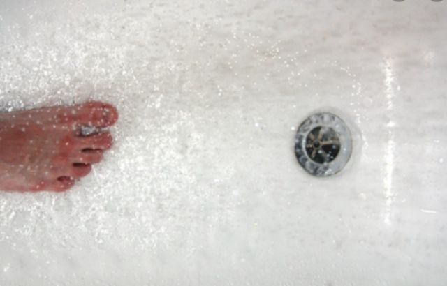 How to Clean the Non Slip Bath Tub 