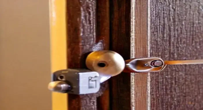 How To Open a Door Lock with A Bobby Pin