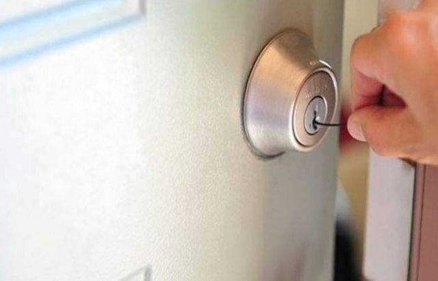 how to open a door lock with a bobby pin