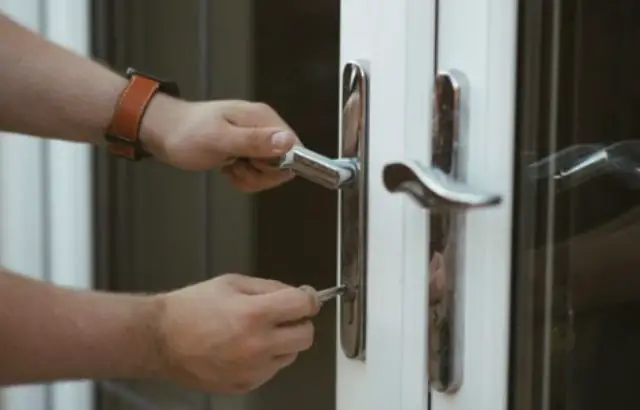 Key gets stuck in door lock