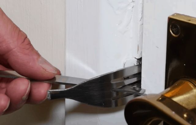 how to make a door lock with household items