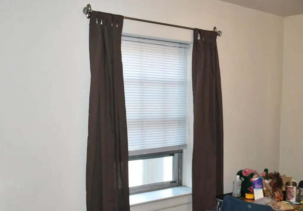 How to Hang a Valance without a Metal Rod
