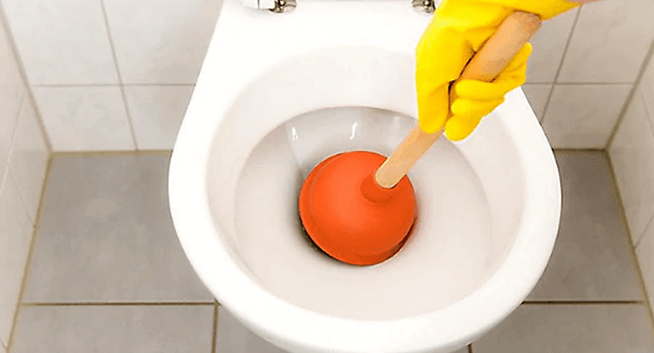 How to Unclog a Toilet that's Backing up into the Bathtub