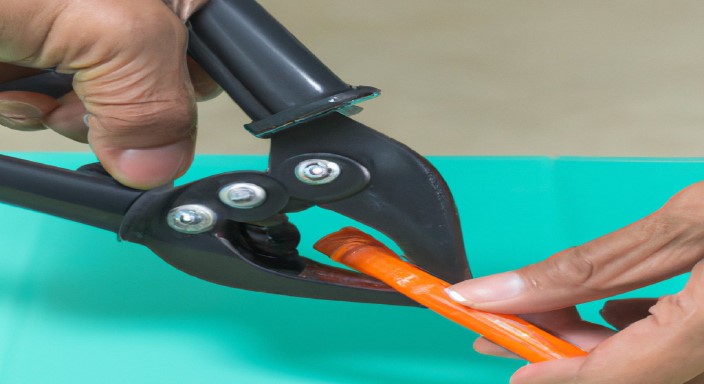 Squeeze the Crimp Tool Together