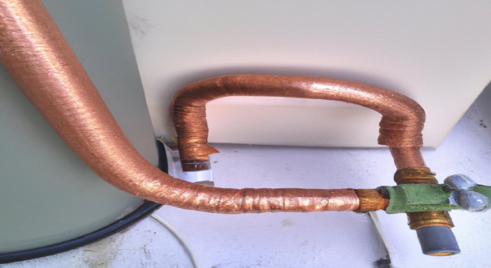 Connect the condenser to one end of the pipe using flexible copper tubing