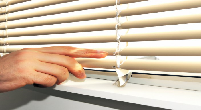 Align the blinds to ensure they are evenly distributed. 