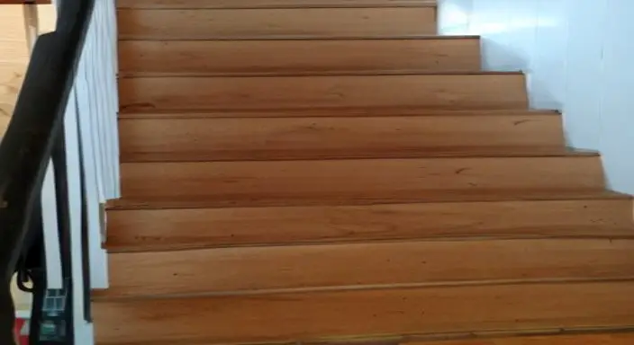 6. Cut the laminate flooring to fit the curved stairs 