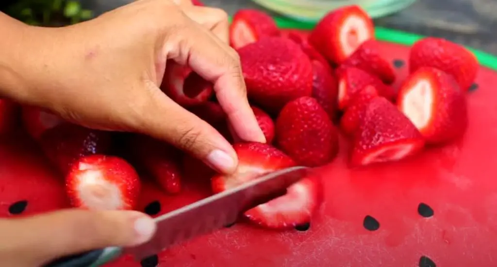 Prepare the strawberries